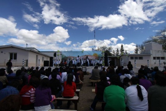 Don Amrico Criado recorri la antigua escuela, incendiada en el 2002. Toda la localidad celebr por su institucin. Los chicos se sumaron con un mural. 