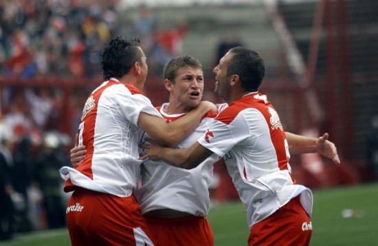 A cachete pelado... Gustavo Oberman celebra su gol, el del triunfo del Bicho. 