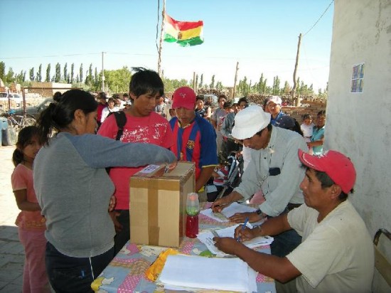 ALLEN (AA).- En la Colonia 12 de Octubre de Allen decenas de bolivianos mayores de edad se reunieron para participar de una eleccin simblica y voluntaria. La mesa electoral inici su actividad a las 8 y el escrutinio final se concret luego de las 18. Sobre un total de 438 votos Evo Morales obtuvo 419, un apoyo casi total de los inmigrantes que residen en Allen. 