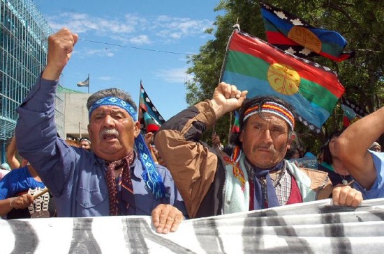 El reclamo mapuche se instal sobre la vereda de Casa de Gobierno, cerca del despacho de Saiz. 
