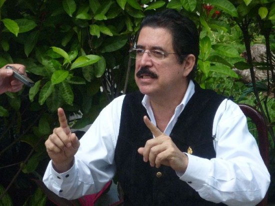 Manuel Zelaya permanece en la sede diplomtica y arma su movimiento propio. 