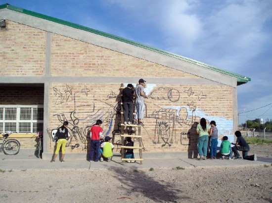 La obra fue parte del taller municipal de dibujo y mural. 