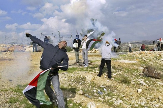 Tras el fuego, manifestantes palestinos se enfrentaron con el ejrcito israel. 