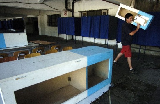 El sistema chileno permite votar slo a los anotados en un registro de electores. Se cree que hay 4 millones de automarginados. 
