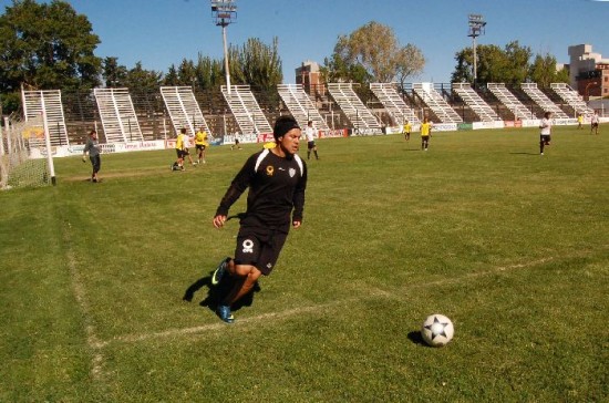 Lalo Porra recuperar la titularidad en el Albinegro, que se juega una parada brava ante Rivadavia. 