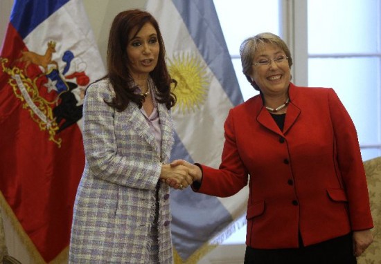 Los dos extremos. Cristina tiene un 25% de aprobacin y Bachelet el 85%. 