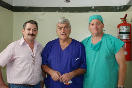 Hctor Scortichini, del Club de Leones, y los mdicos Germn Rosas y Claudio Angriggiani, a cargo de las cirugas reparadoras 