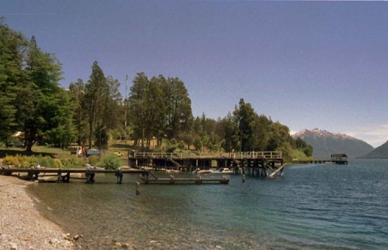 Muelle de Villa Traful. El fuerte oleaje de ayer, similar al del sbado, dificult las tareas de bsqueda en el lago. 