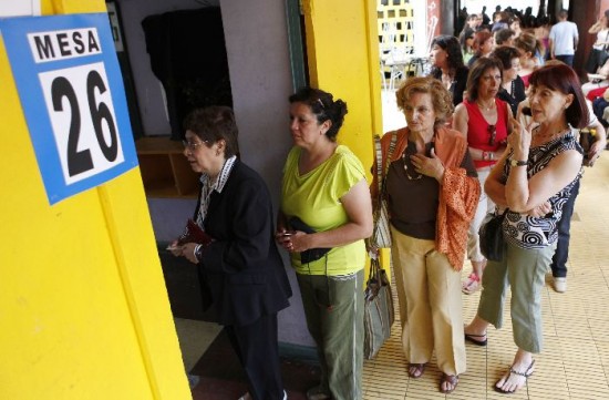 La elevada participacin y poca experiencia de algunas autoridades de mesa generaron colas y situaciones graciosas. 