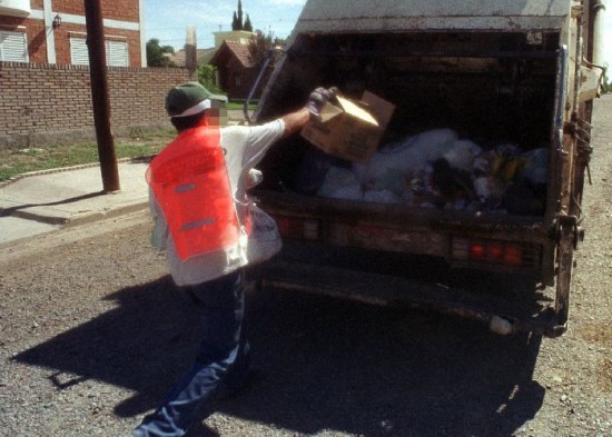 Entre otras actividades civiles y viales, la cooperativa tuvo la concesin de la recoleccin de residuos urbanos. 