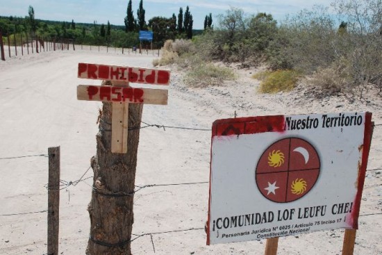 Alambre, poste y cartel impiden el trnsito en la zona de Paso Crdoba. 
