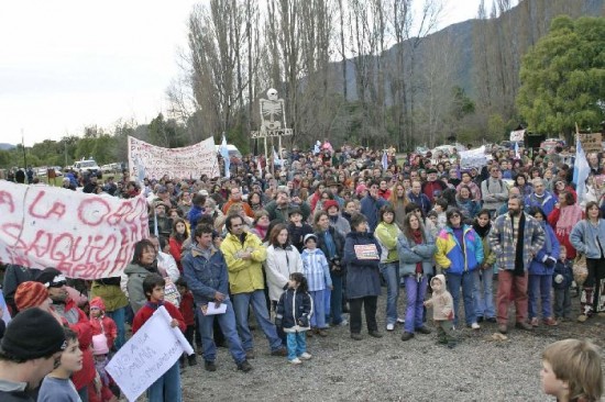 El 4 de junio de 2006, una de las mayores manifestaciones en contra de la minera en la comarca andina, culmin en el muelle de Lago Puelo. 