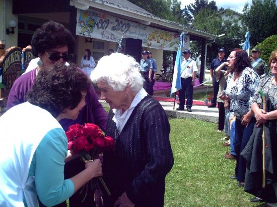 Carmen Luisa de Sales, la primera cocinera de la escuela, recibi el abrazo de los ex alumnos y docentes. 
