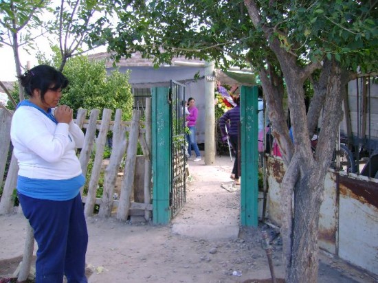 Los restos de Sandoval fueron velados el sábado en su propia casa. 