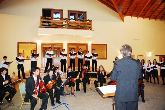 El maestro Andrs Jan dirige el coro Nios y Jvenes Cantores de Bariloche. 