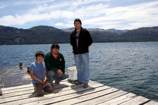 El padre y otros familiares, llegados de San Martn, se alojan en la escuela de Villa Traful. 