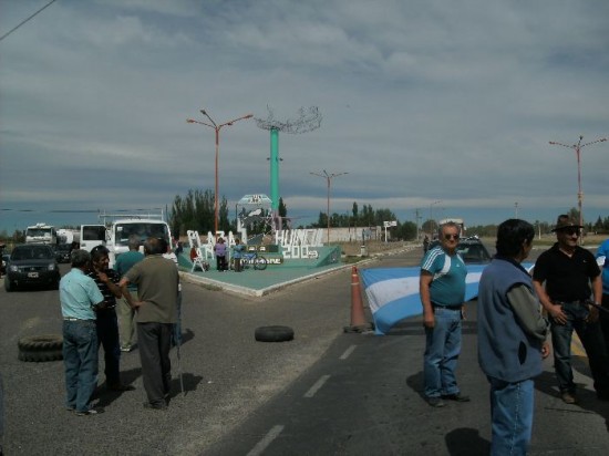 Uno de los tres piquetes en la comarca petrolera, en el acceso a la localidad. 