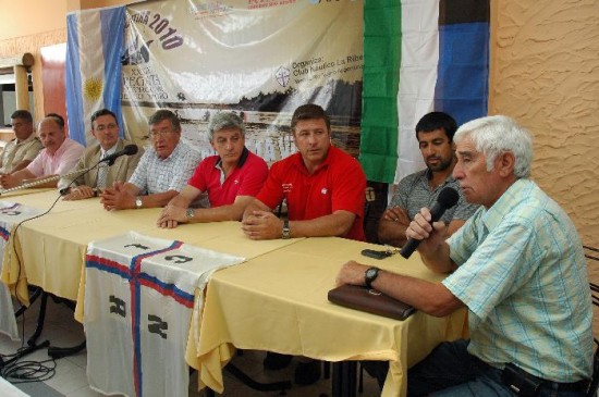 Los dirigentes del Club Nutico La Ribera realizaron ayer la presentacin en sociedad de la tradicional travesa. 