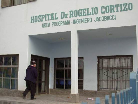 La vctima fue operada dos veces en la maana de ayer y anoche permaneca en coma en el hospital local. 