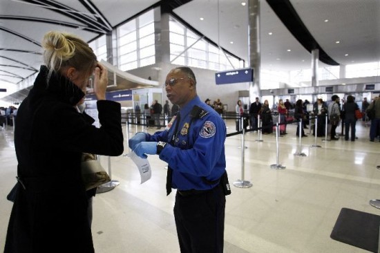 La tensin va en aumento en el aeropuerto de Detroit tras el fallido ataque terrorista registrado el ltimo viernes. Arrecian las medidas de seguridad en vuelos mundiales hacia EE.UU. 
