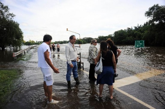 El gobernador Scioli, durante la recorrida que efectu ayer en San Antonio de Areco. 