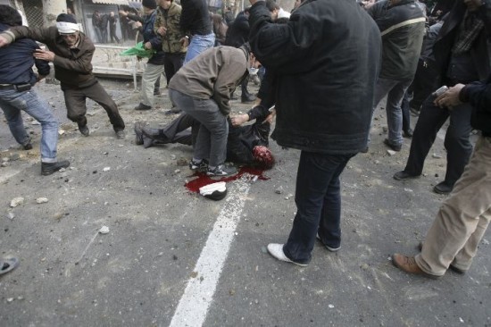 En total se reconoci la muerte de ocho opositores en los feroces enfrentamientos del domingo en Tehern. 