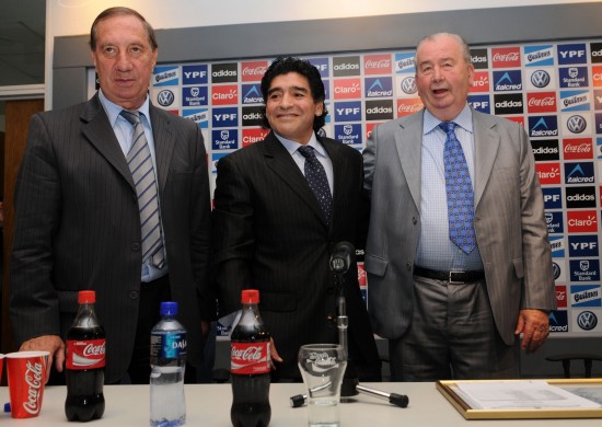 Grondona, Maradona, Bilardo y un acuerdo que pende de un hilo. 