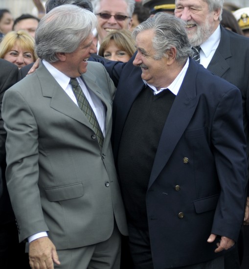 Uno que llega y otro que se va. Tabar y su sucesor Mujica. 