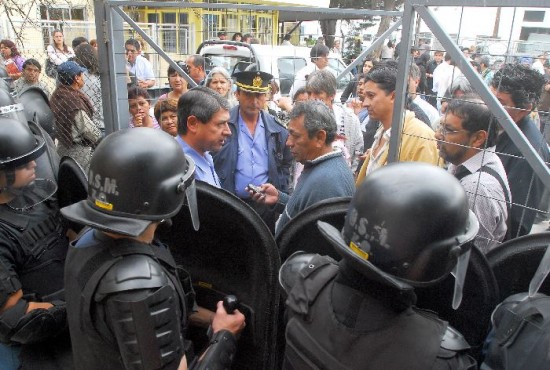 El edificio del ministerio estuvo fuertemente custodiado. Los trabajadores quieren aumento. El ministro Prez reiter que no hay fondos. 