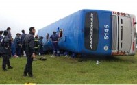 Un colectivo volc en Salta y fallecieron dos de sus pasajeros. 