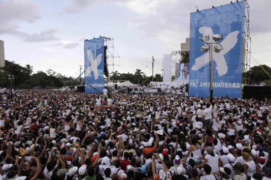 El ao pasado, Juanes organiz uno de los conciertos ms polmicos del ao en Cuba. Shakira y Carlos Vives pidieron por las personas secuestradas en Colombia. 