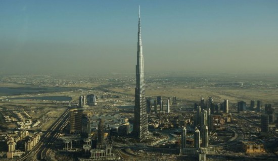 Otros rascacielos impresionantes en la an opulenta ciudad Estado parecen de preescolar al lado del Burj Dubai. 