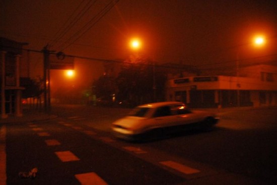 Las clulas fotoelctricas de que est provisto el alumbrado pblico reaccionaron al ventarrn y se encendieron automticamente a las 6 de la tarde. Las voladuras de techos afectaron a viviendas del barrio Inalauquen. 