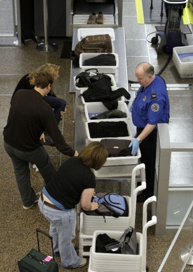 Los pasajeros con destino a EE. UU. sufrieron exhaustivas revisiones de sus equipajes. 