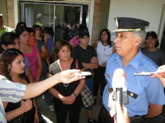 El comisario Isidro Lpez mantuvo dilogo directo con familiares y allegados de la joven. 