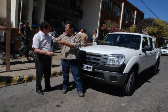 La municipalidad de Centenario compr una moderna camioneta para el rea de Espacios Verdes. 