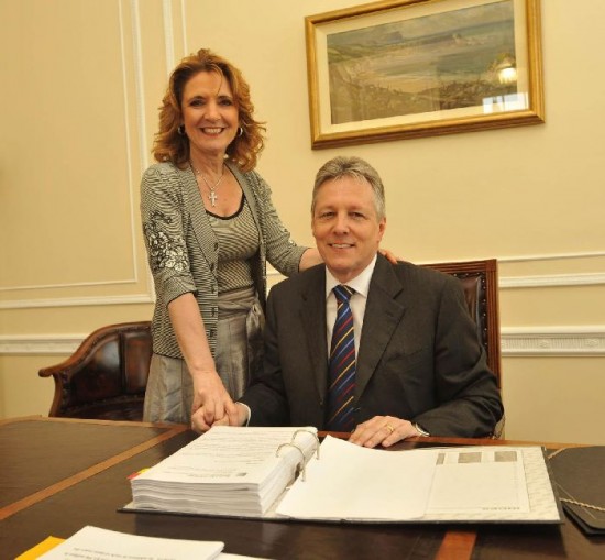 Robinson, primer ministro de Irlanda del Norte, y su esposa. 