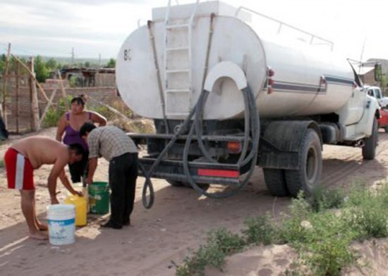 El municipio continu ayer con el reparto de agua en camiones en los barrios ms necesitados. Distribuy 120.000 litros. 