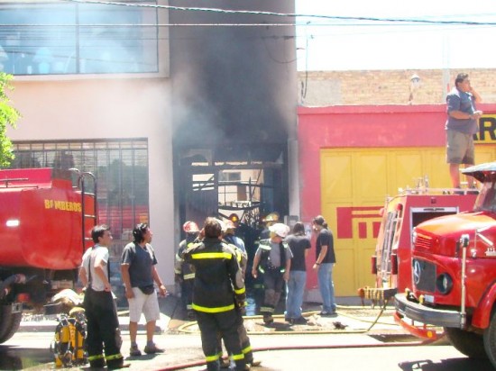 Los bomberos de Cutral Co recibieron la colaboracin de sus pares de Plaza Huincul. 