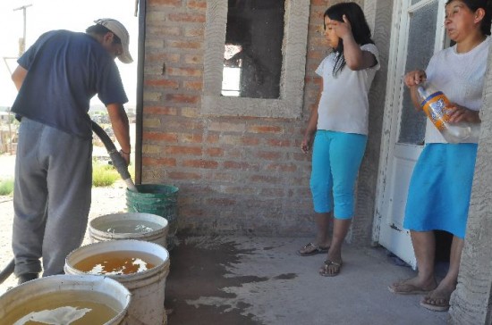 Despus de dos jornadas de trabajo a destajo se resolvi hacer una pausa ayer en el abastecimiento a los vecinos. 