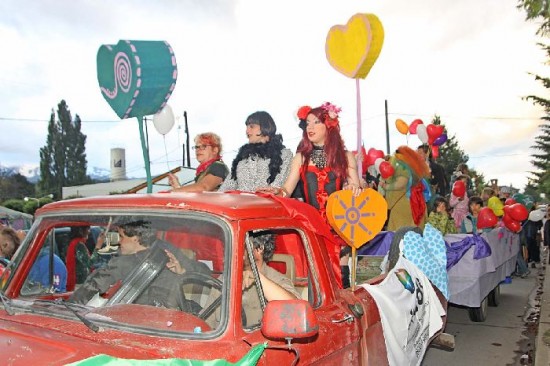 Gays, lesbianas, transexuales y adherentes marcharon por las calles de la localidad cordillerana. 