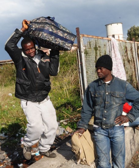 Los africanos empezaron a irse de Rosarno. El Papa los defendi. 