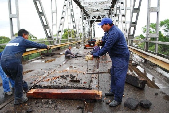 Operarios cambian rieles de la va del puente que une Viedma y Patagones. 