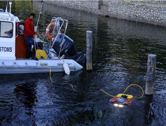 Un sofisticado rastreador submarino se gua desde la superficie y detecta imgenes en la profundidad. 