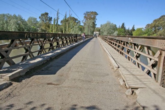 El viejo puente de hierro ser reparado en su estructura para que sea nuevamente habilitado. 