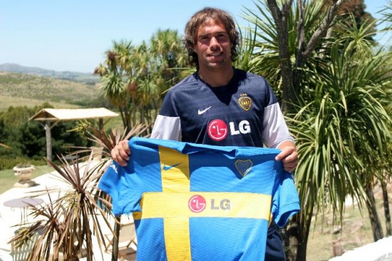 Pilcha nueva. El Pocho muestra el modelo de la camiseta xeneize, similar a la bandera de Suecia, inspiradora de los colores del club. 