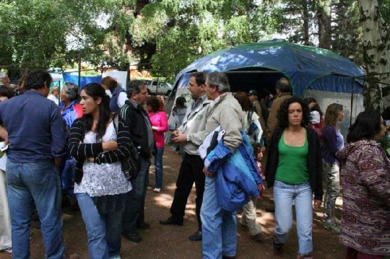 Muchsimas personas respaldaron la realizacin de la feria hortcola en la plaza Belgrano. 