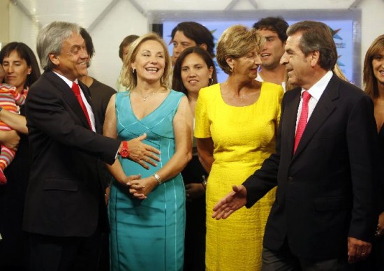 Piera celebra su victoria tras ser felicitado por el candidato derrotado y su familia, como es tradicin en Chile. Hubo elogios mutuos. Bachelet deja el gobierno muy popular, pero vencida. 