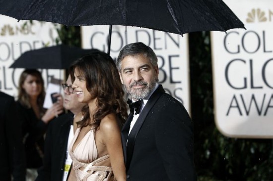 George Clooney y su pareja ingresan a la fiesta. Todos dieron las gracias por sus premios y recordaron a las vctimas del terremoto. 