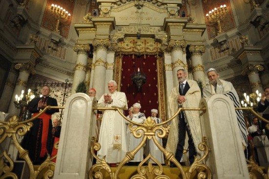 Benedicto XVI dentro de la Sinagoga de Roma. Pidi ms concordia entre catlicos y judos. 